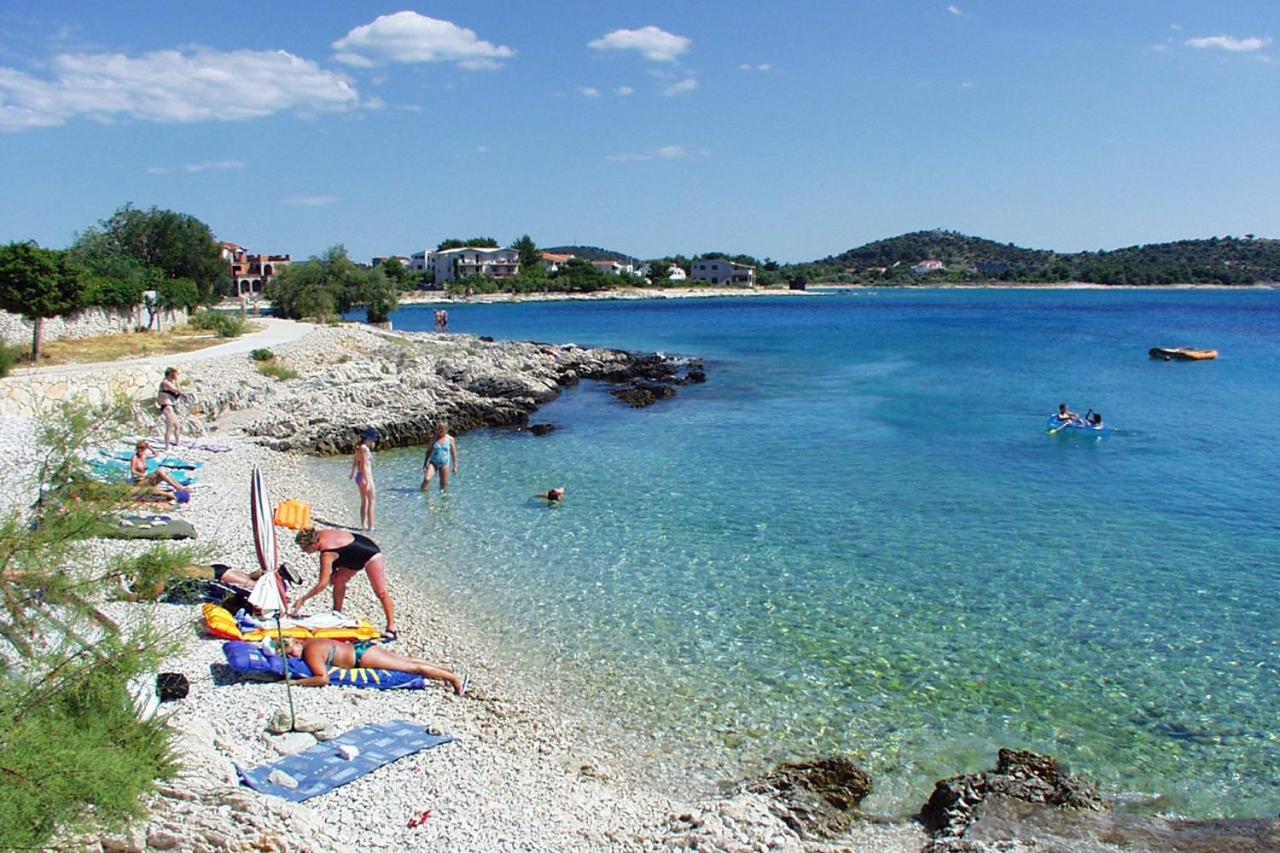 Family Friendly Seaside Apartments Rogoznica - 2010 מראה חיצוני תמונה