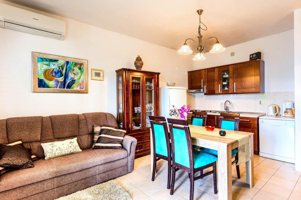 Family Friendly Seaside Apartments Rogoznica - 2010 מראה חיצוני תמונה