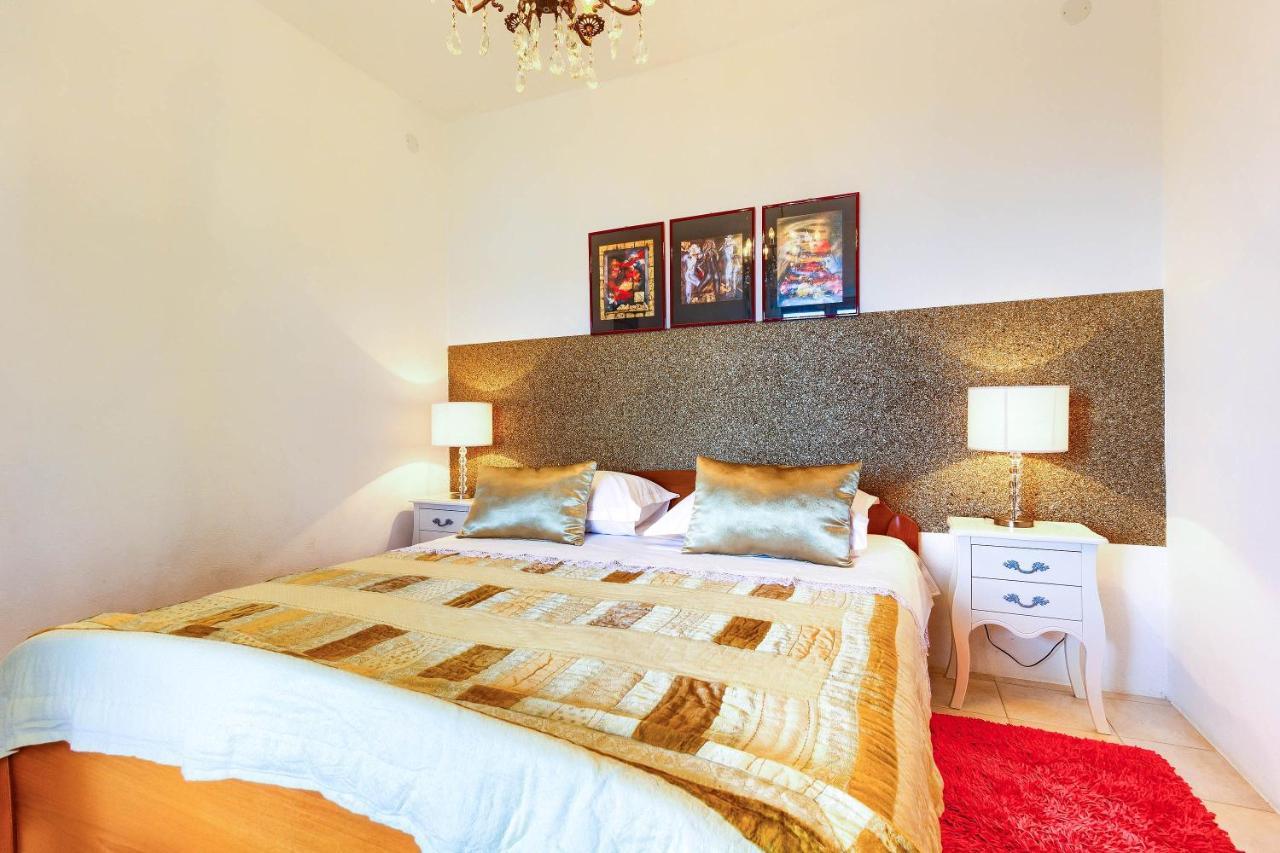Family Friendly Seaside Apartments Rogoznica - 2010 מראה חיצוני תמונה