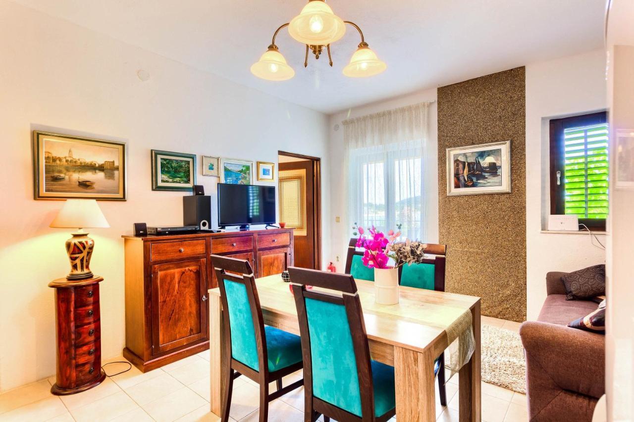 Family Friendly Seaside Apartments Rogoznica - 2010 מראה חיצוני תמונה