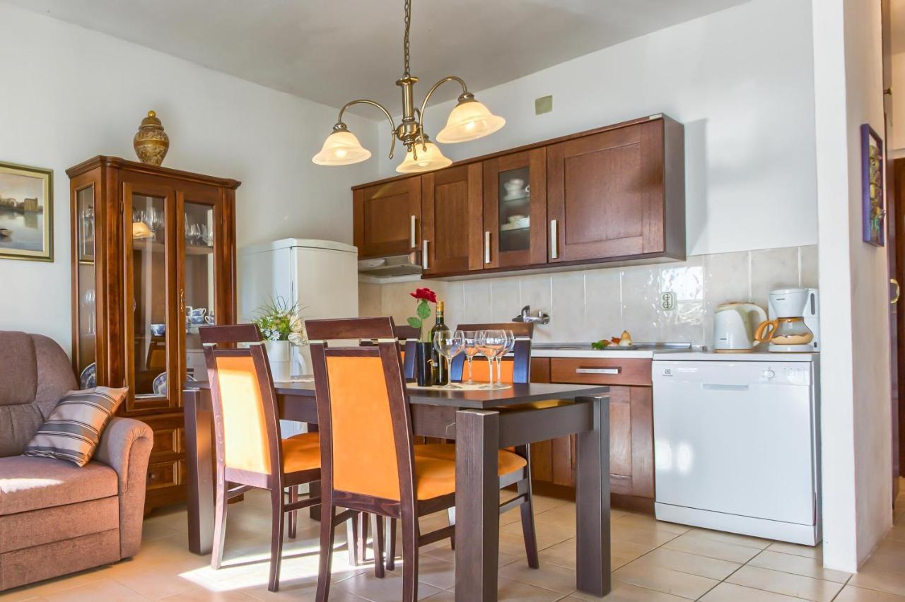 Family Friendly Seaside Apartments Rogoznica - 2010 מראה חיצוני תמונה